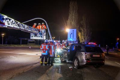 Remseck: SUV faehrt gegen Mast - 2 Verletzte - Feuerwehr muss Ampelmast sichern
